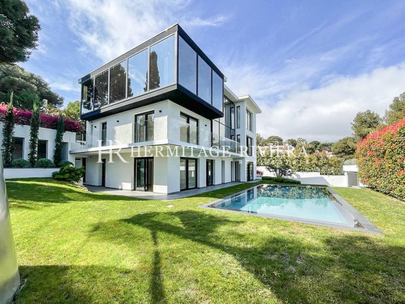 Contemporary villa with sea view