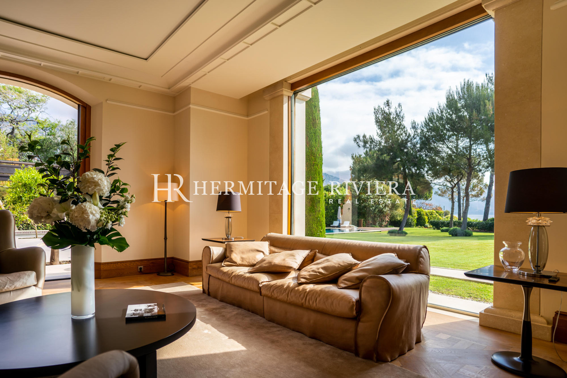 Exclusive waterfront property  (image 10)