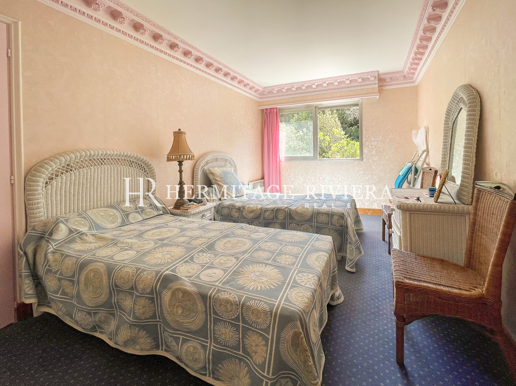 Top floor two bedroom apartment with views over Nice and the sea (image 16)