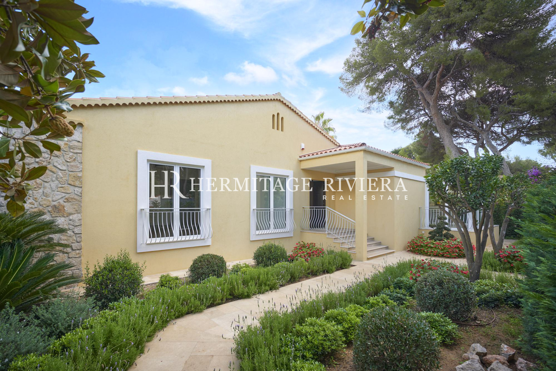 Beautifully appointed villa offering views of the sea and Italian coast (image 5)