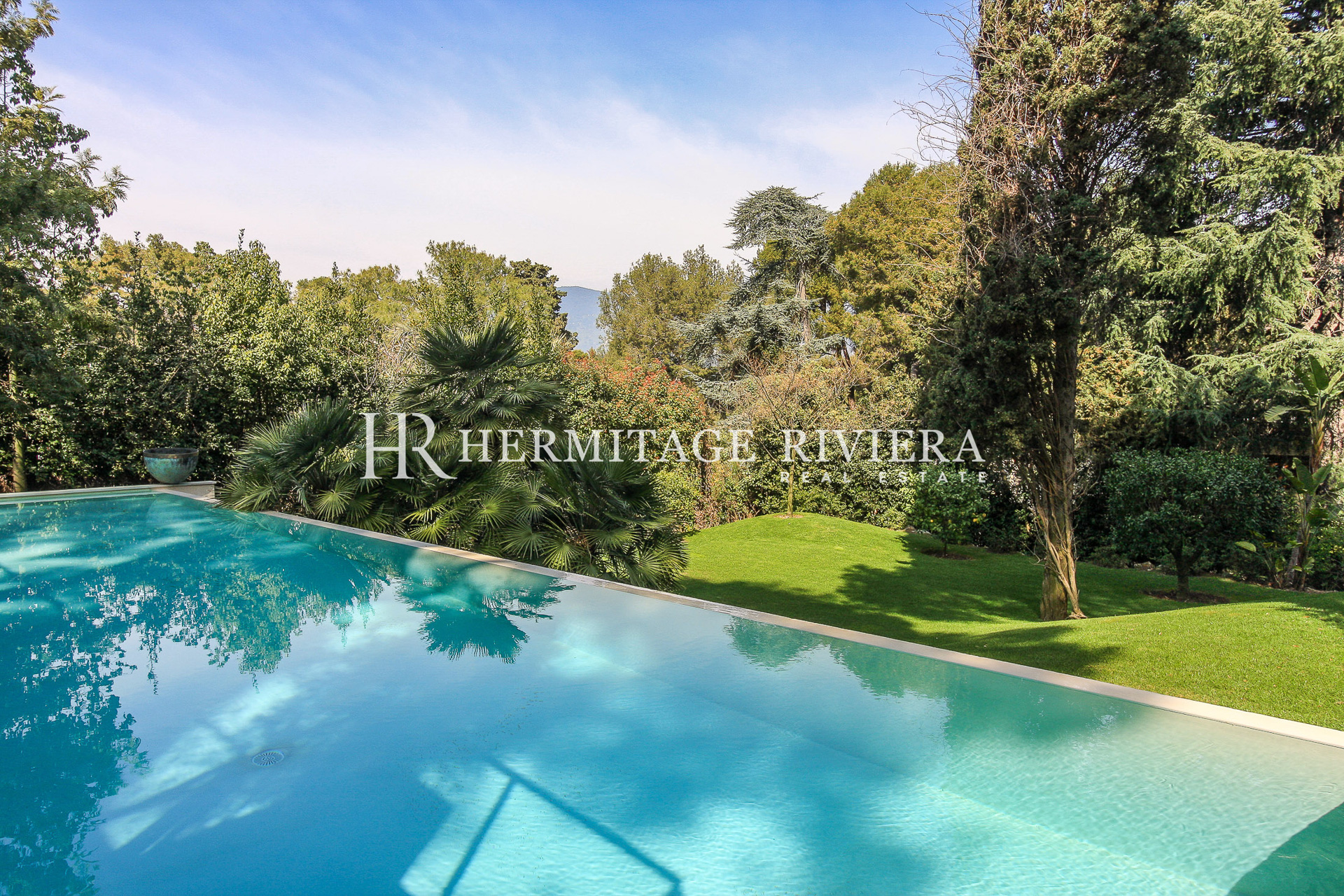 Contemporary villa calm with pool (image 19)