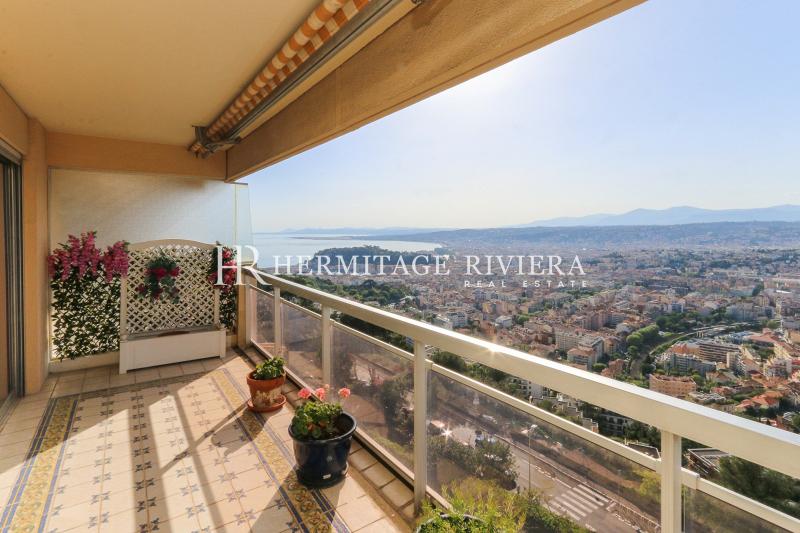 Top floor two bedroom apartment with views over Nice and the sea