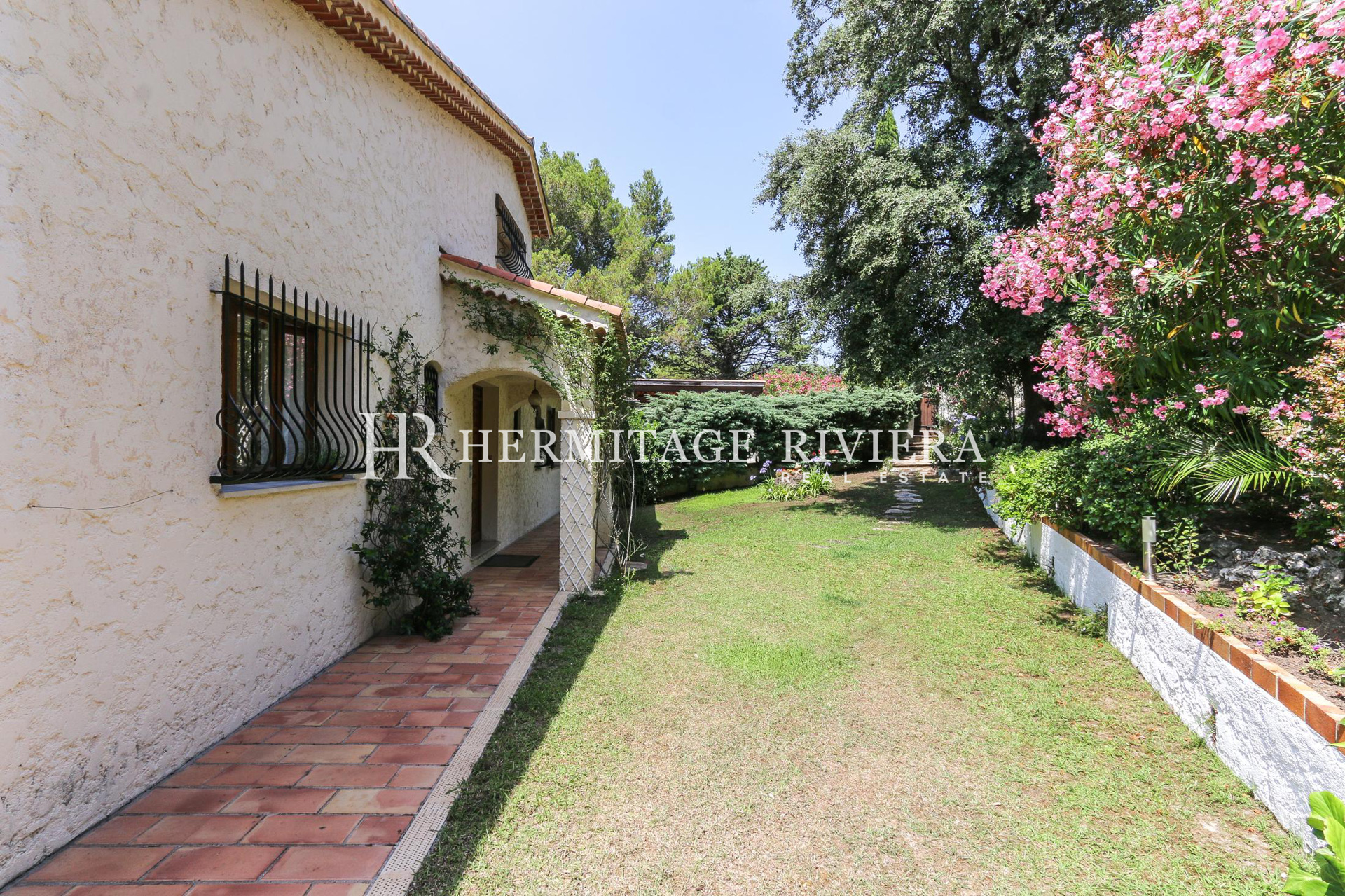 Provençal style villa in calm location (image 16)