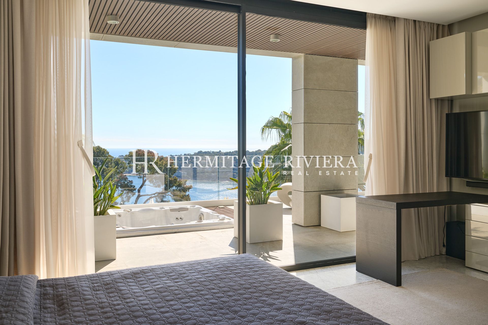 Exceptional contemporary villa panoramic views over the bay of Villefranche (image 26)