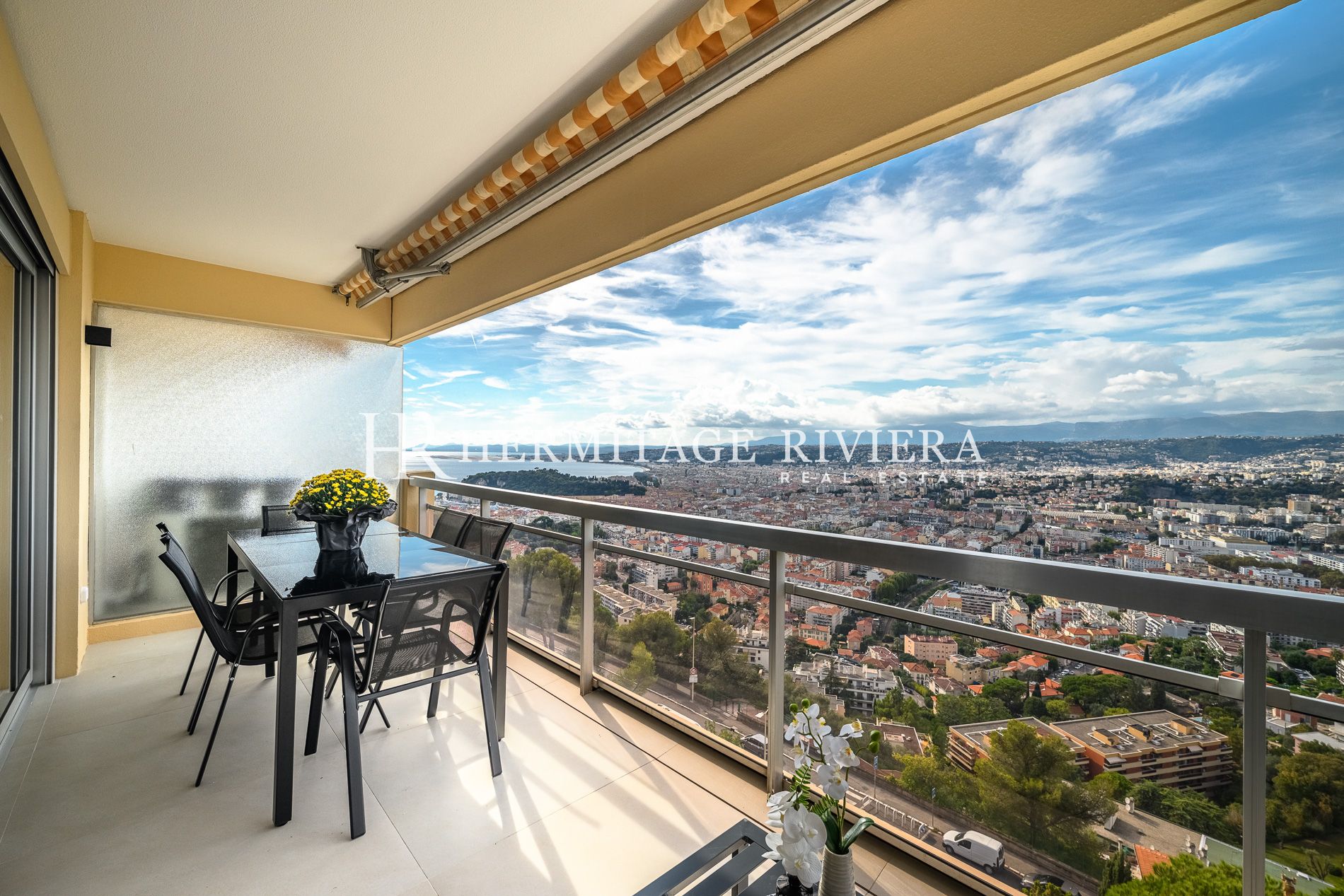 Exceptional Apartment – Top Floor with Breathtaking Sea View (image 2)