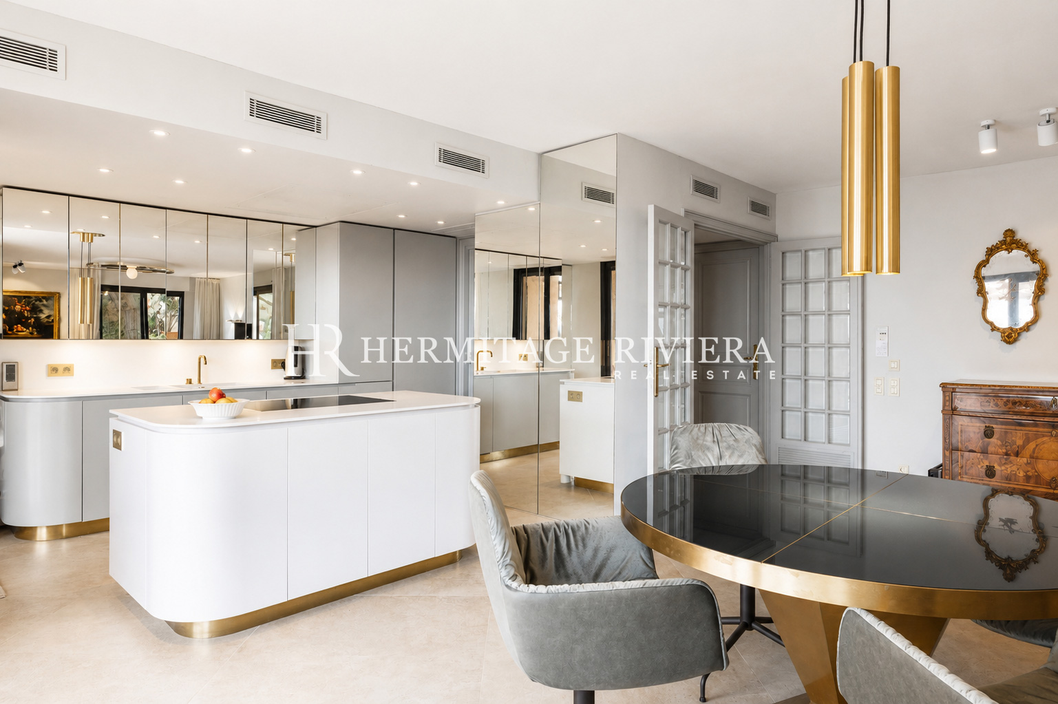 Salle à manger d'un penthouse à vendre à Cap-d'Ail