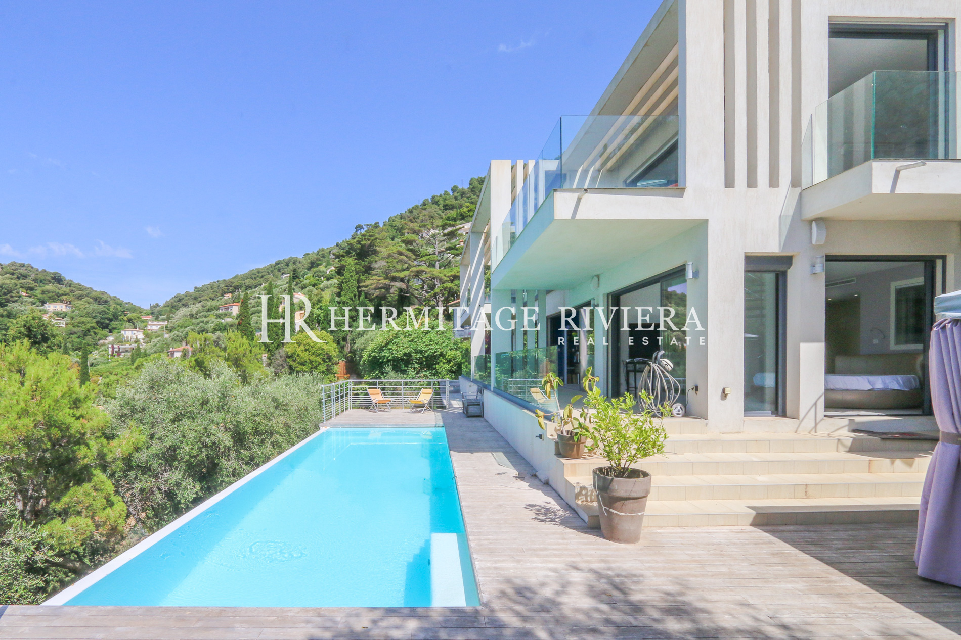 Modern villa with a sumptuous sea view (image 3)