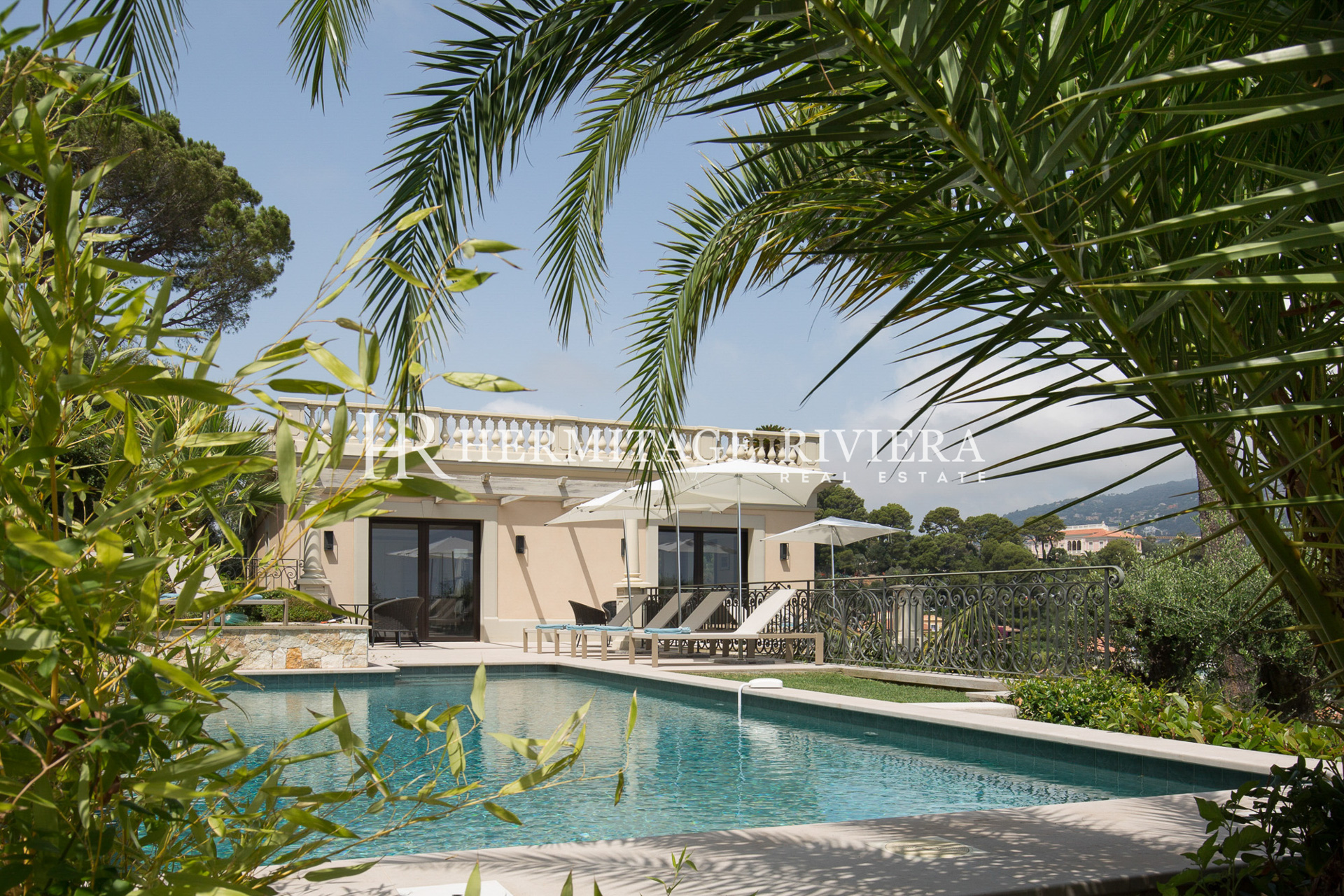 Elegant and luxurious villa (image 13)