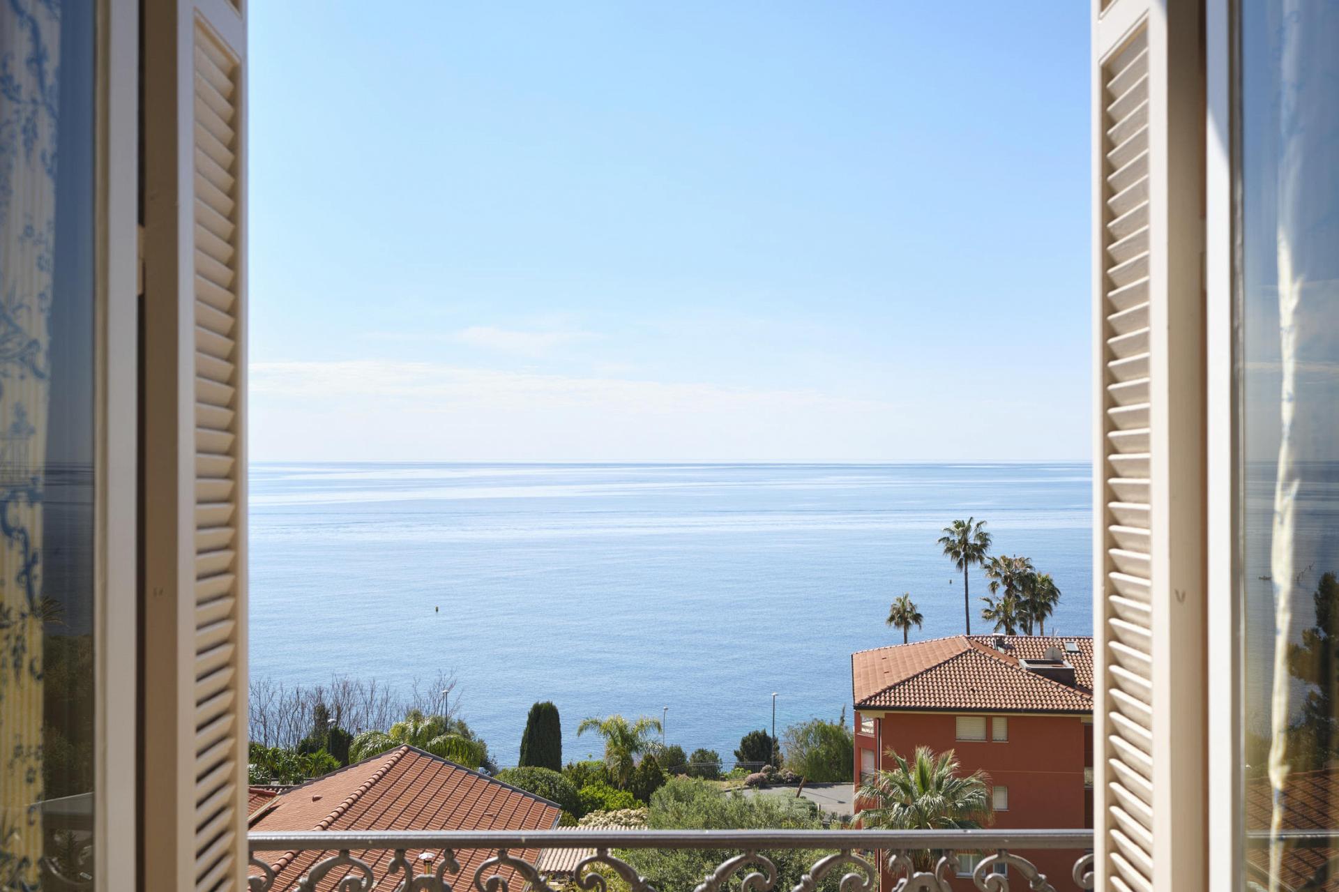 Elegant period property with sea view near Monaco 