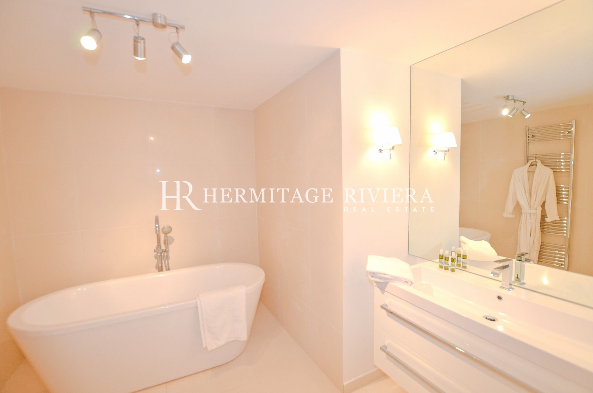 Stunning sea views - Pool - Flat garden (image 13)