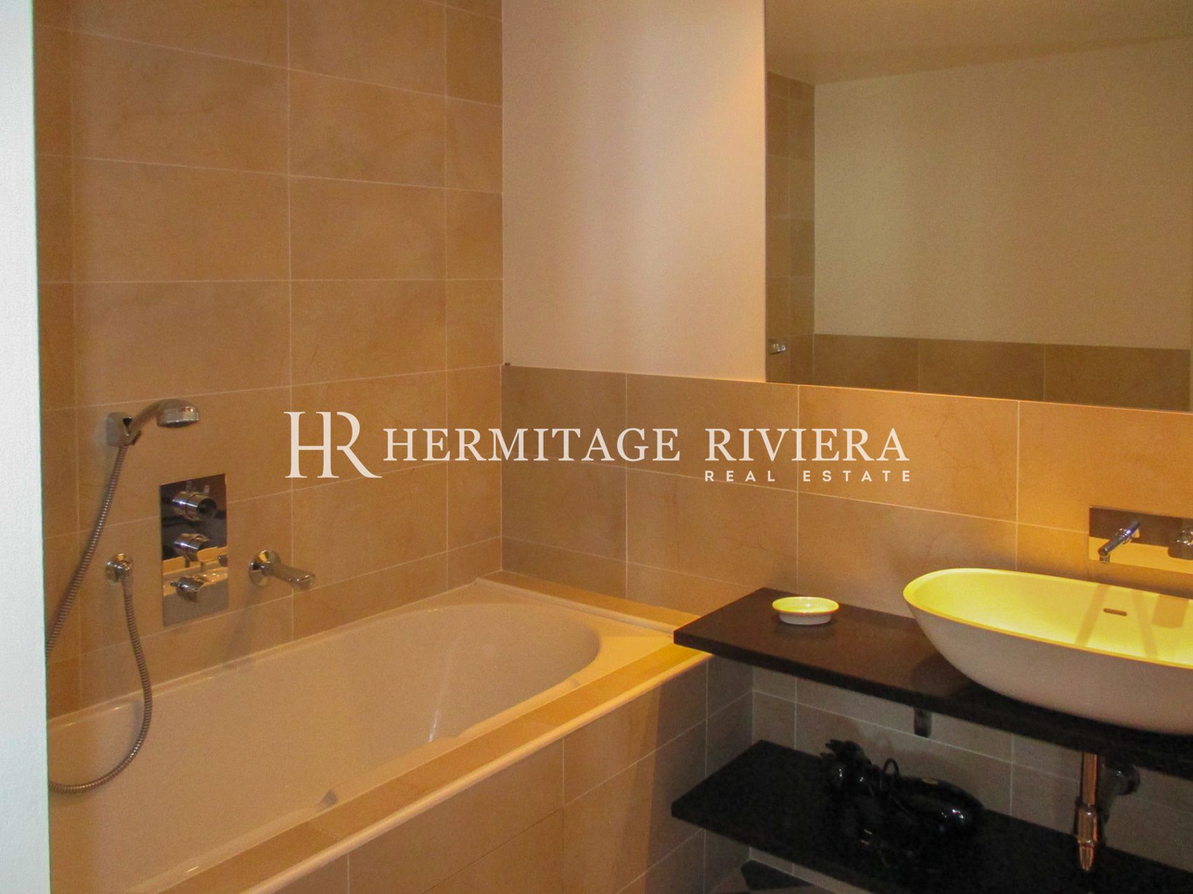 3 bedroom apartment with private garden (image 11)