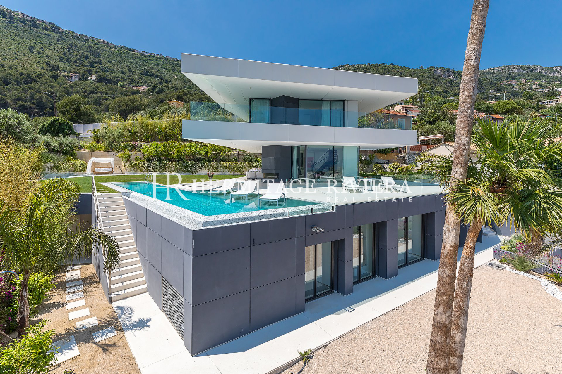Exceptional contemporary property with stunning views (image 3)