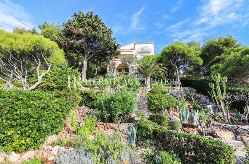 Exceptional location with direct access to the sea