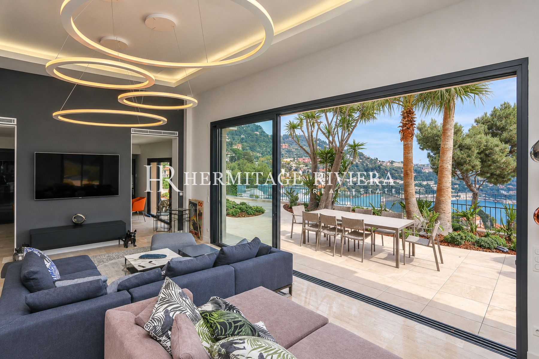 Villa in Villefranche-sur-Mer Contemporary villa with bay views (image 1)