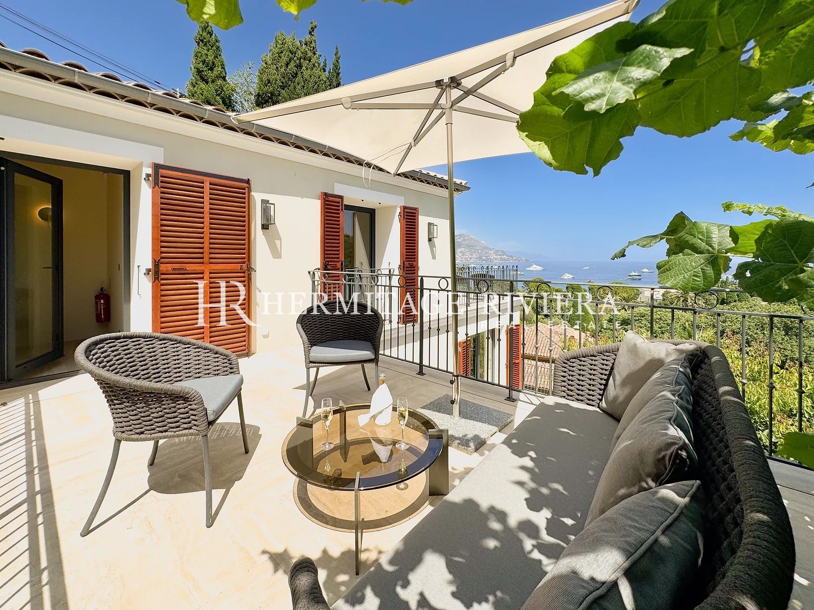 Renoveret villa med pool og havudsigt (billede 9)