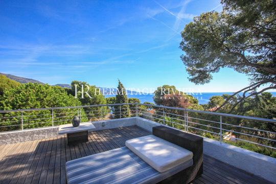 Contemporary villa beautifully appointed close to the Vista beach