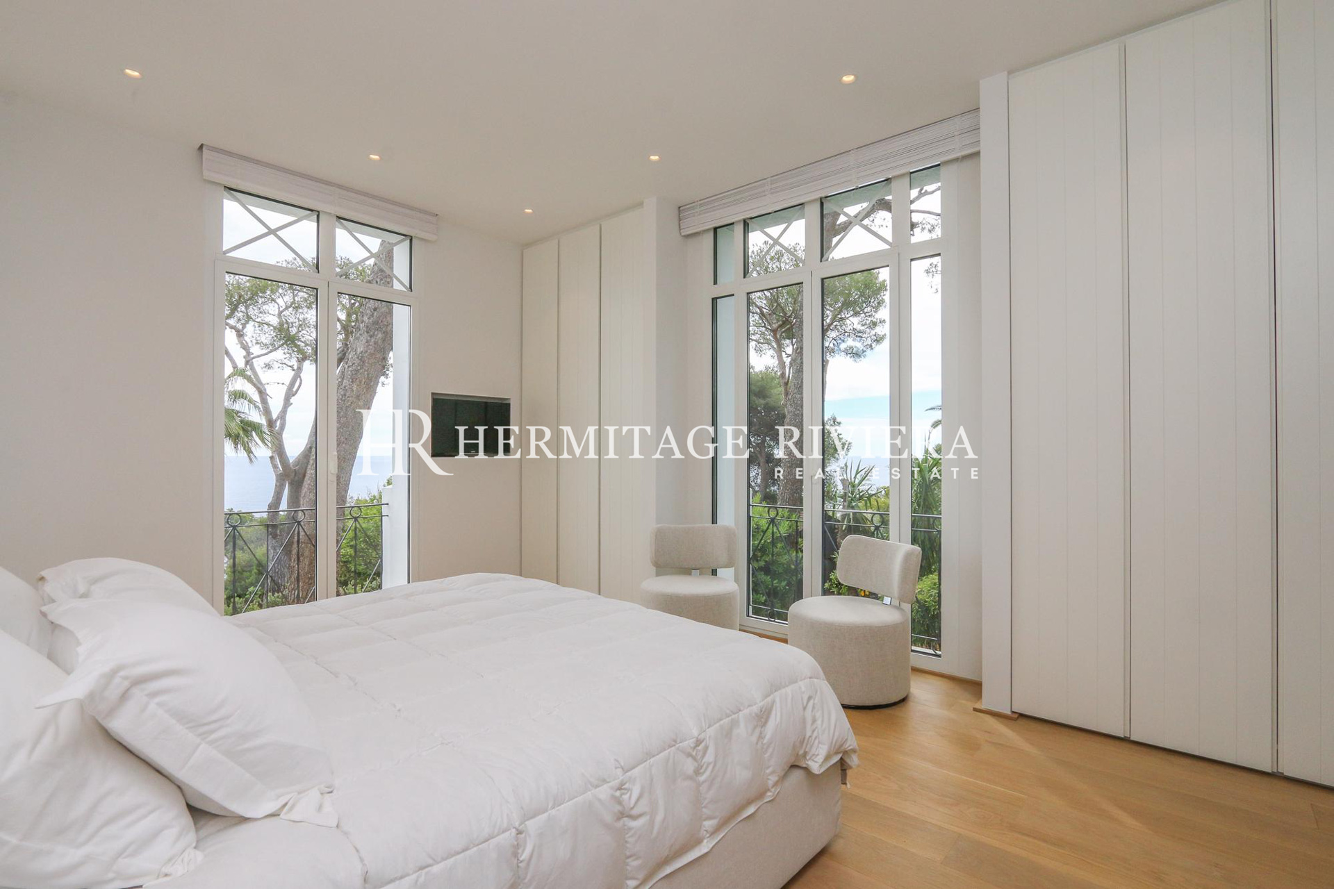 Superb property with sea view (image 16)