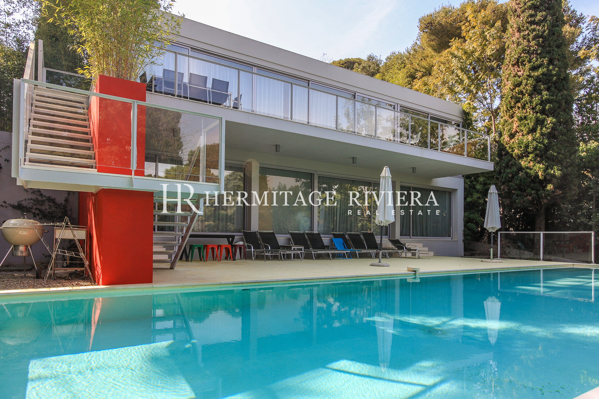 Contemporary villa calm with pool in flat garden (image 2)