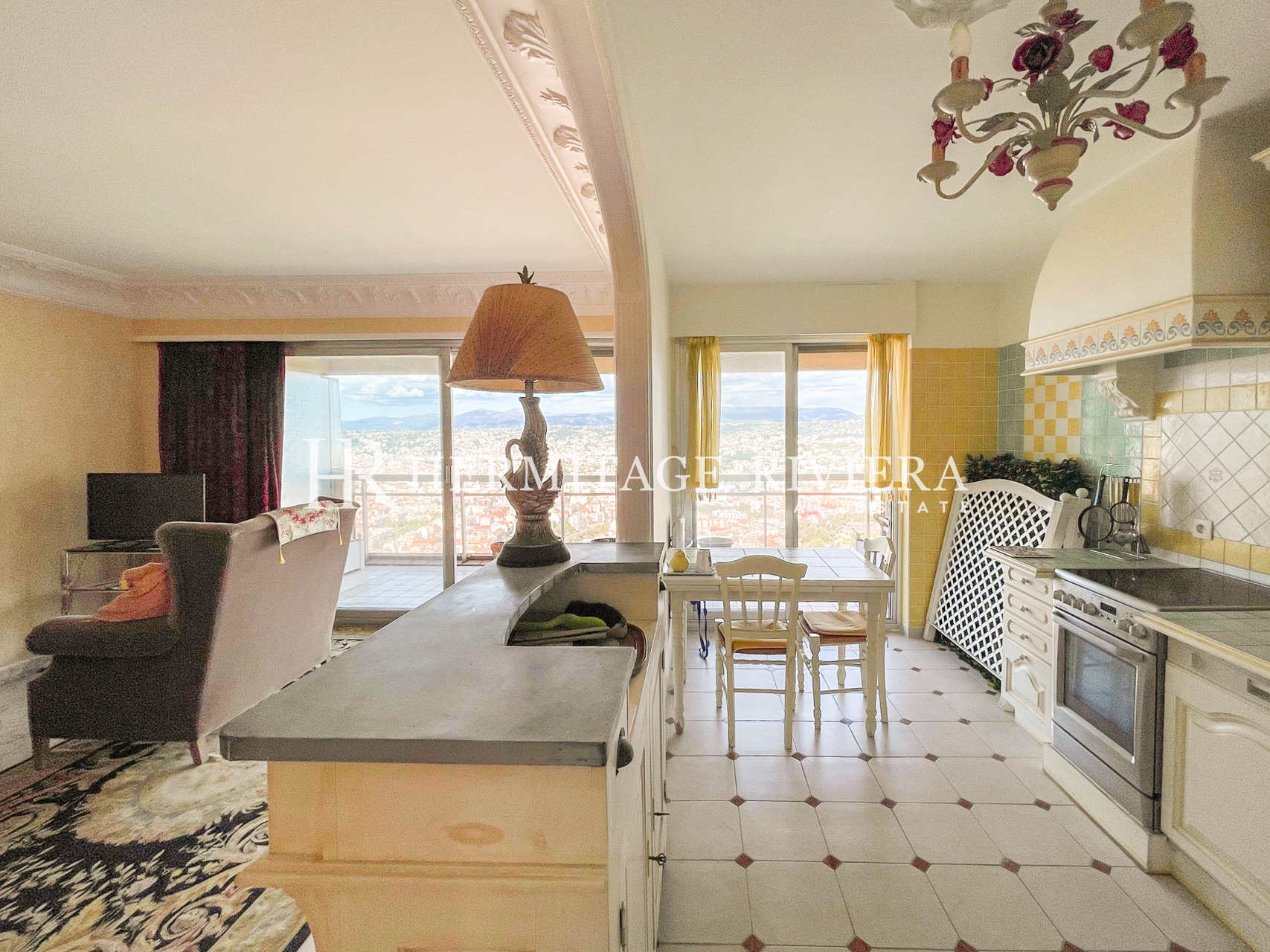 Top floor two bedroom apartment with views over Nice and the sea (image 10)