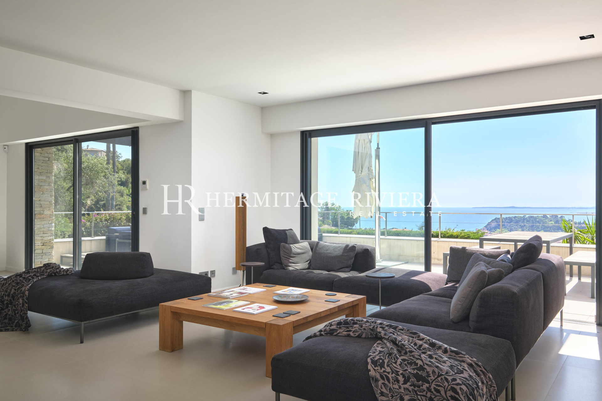 Contemporary villa with view of the Bay of Nice (image 10)