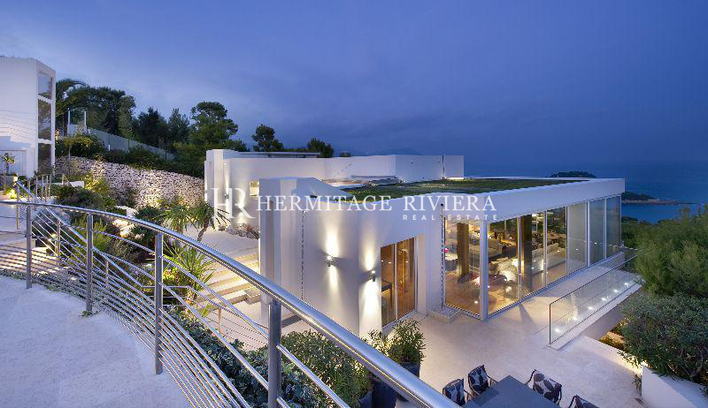 Sublime modern villa with panoramic sea views
