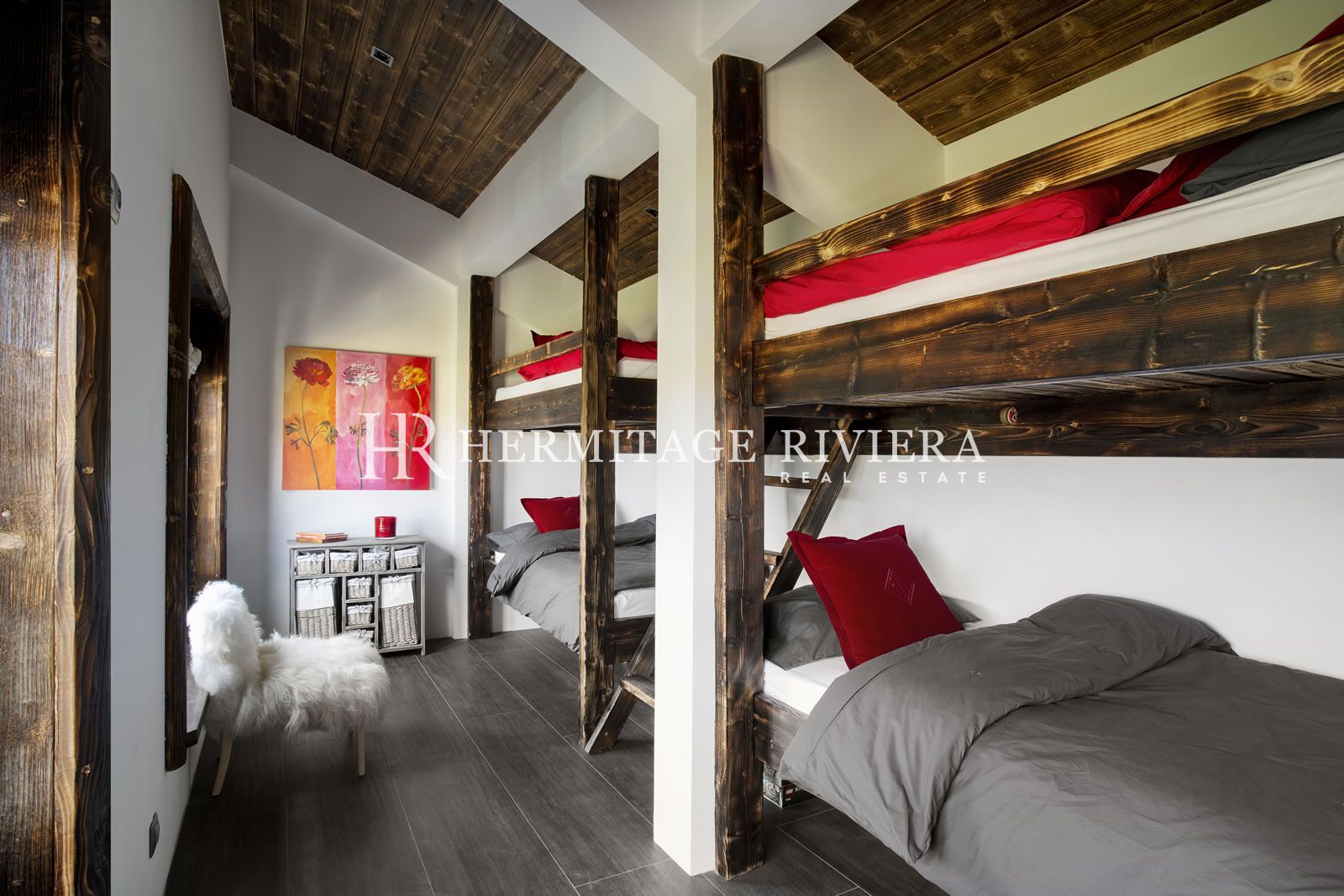 Luxury chalet by the slopes (image 32)