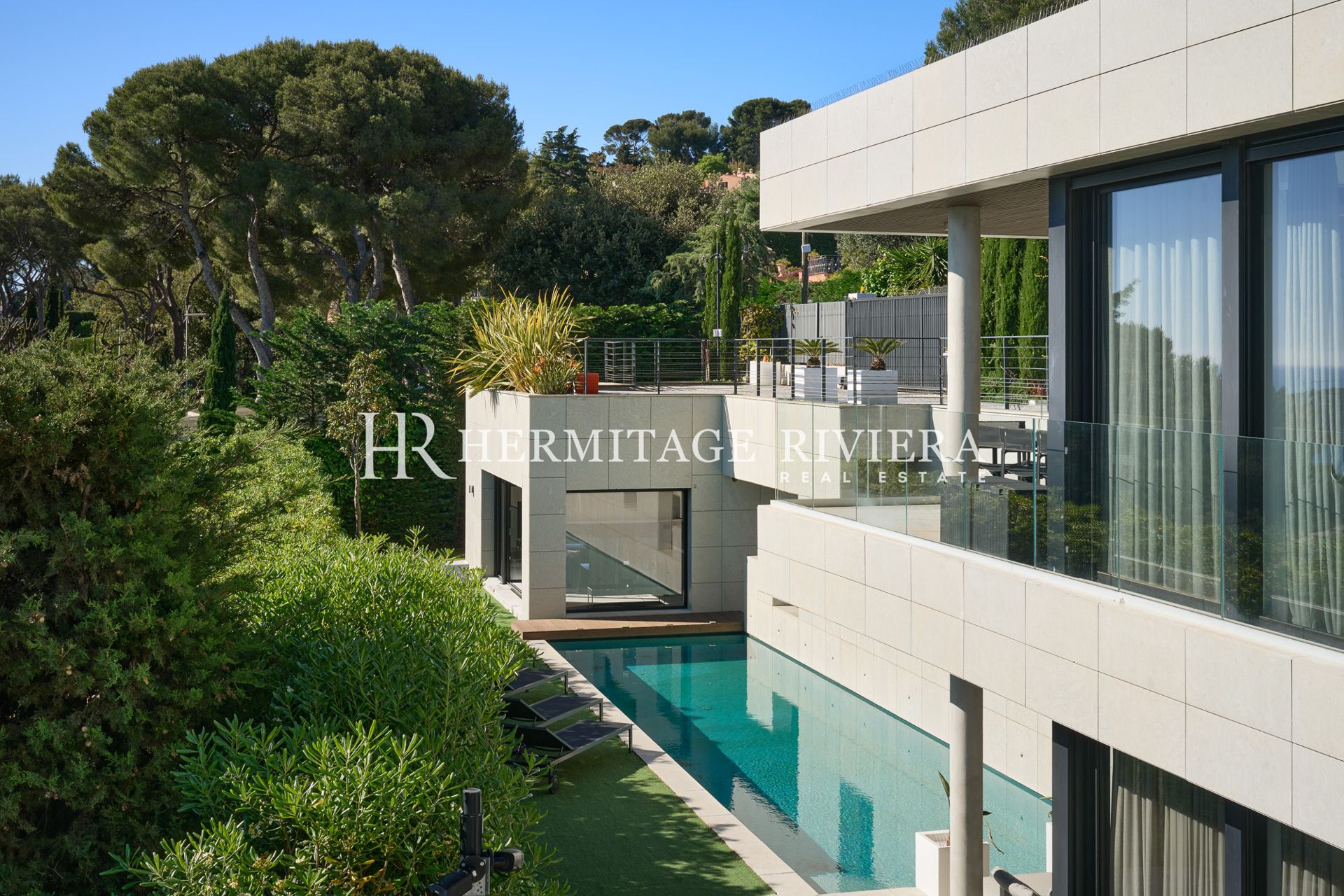 Exceptional contemporary villa panoramic views over the bay of Villefranche (image 37)