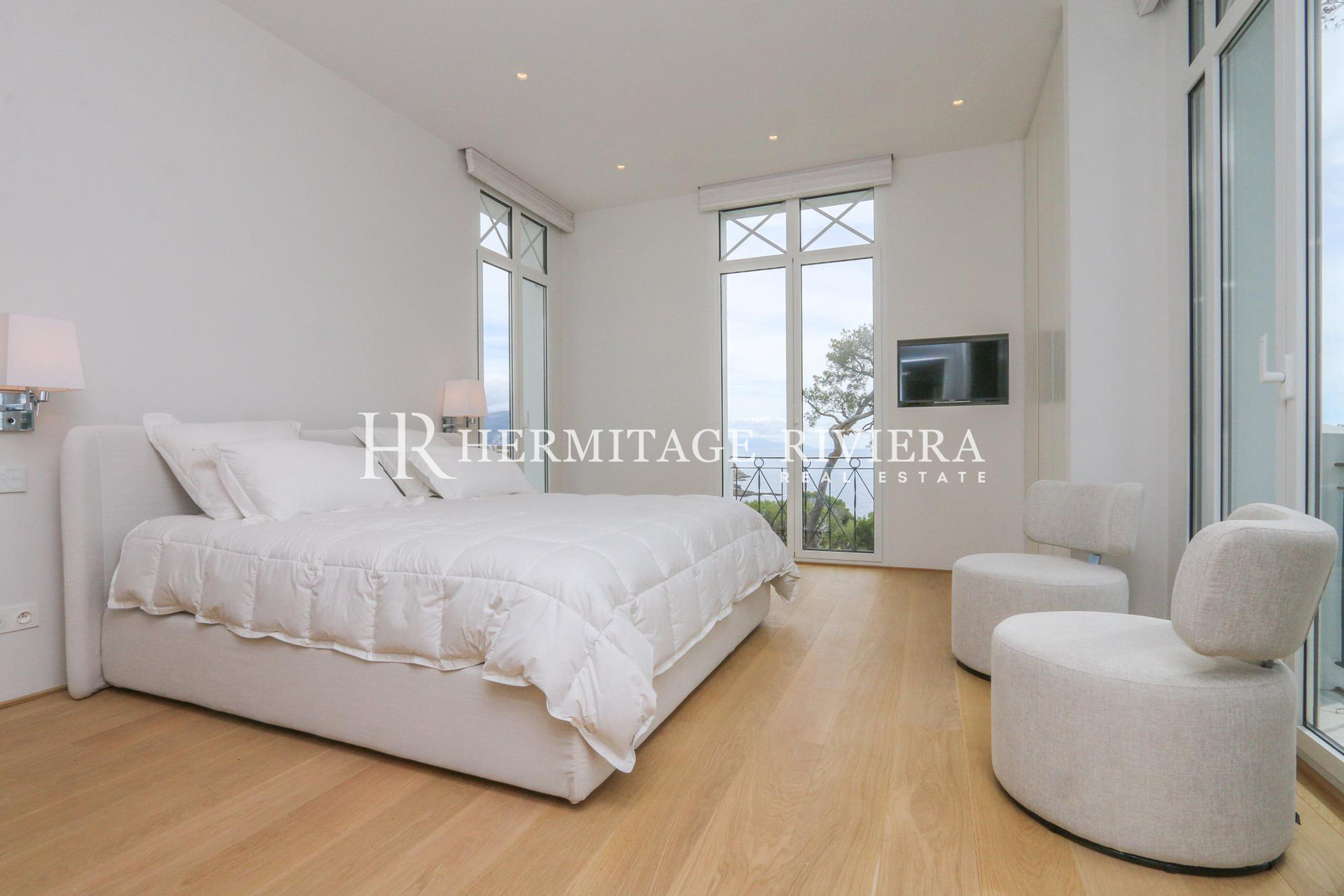 Superb property with sea view (image 17)