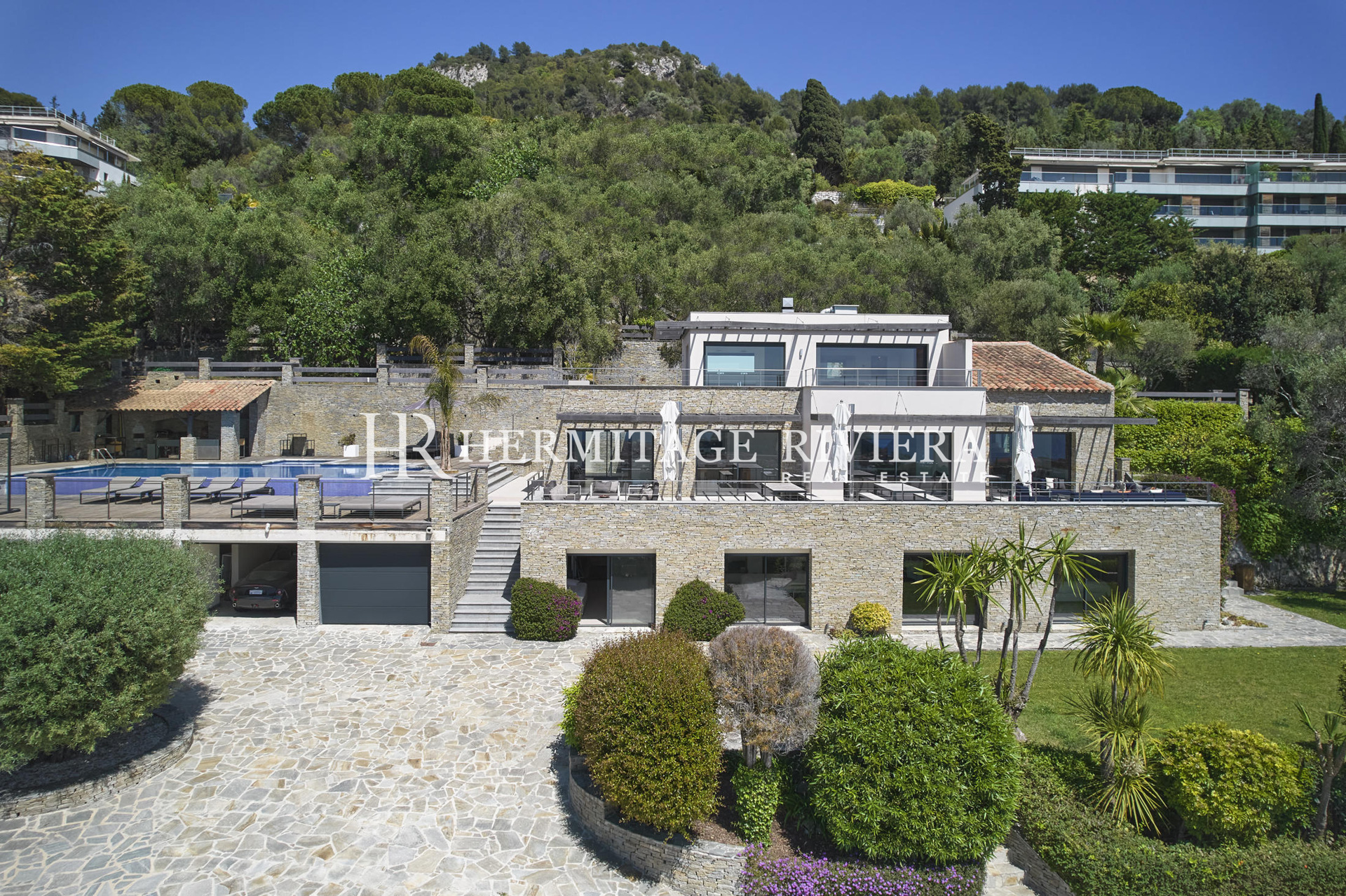 Contemporary villa with view of the Bay of Nice (image 2)