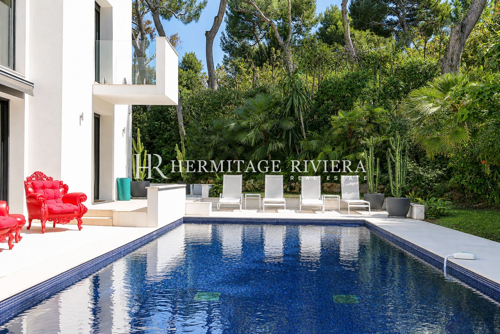 Piscine of modern property for rental Cap-Ferrat, close to Passable beach and sea views