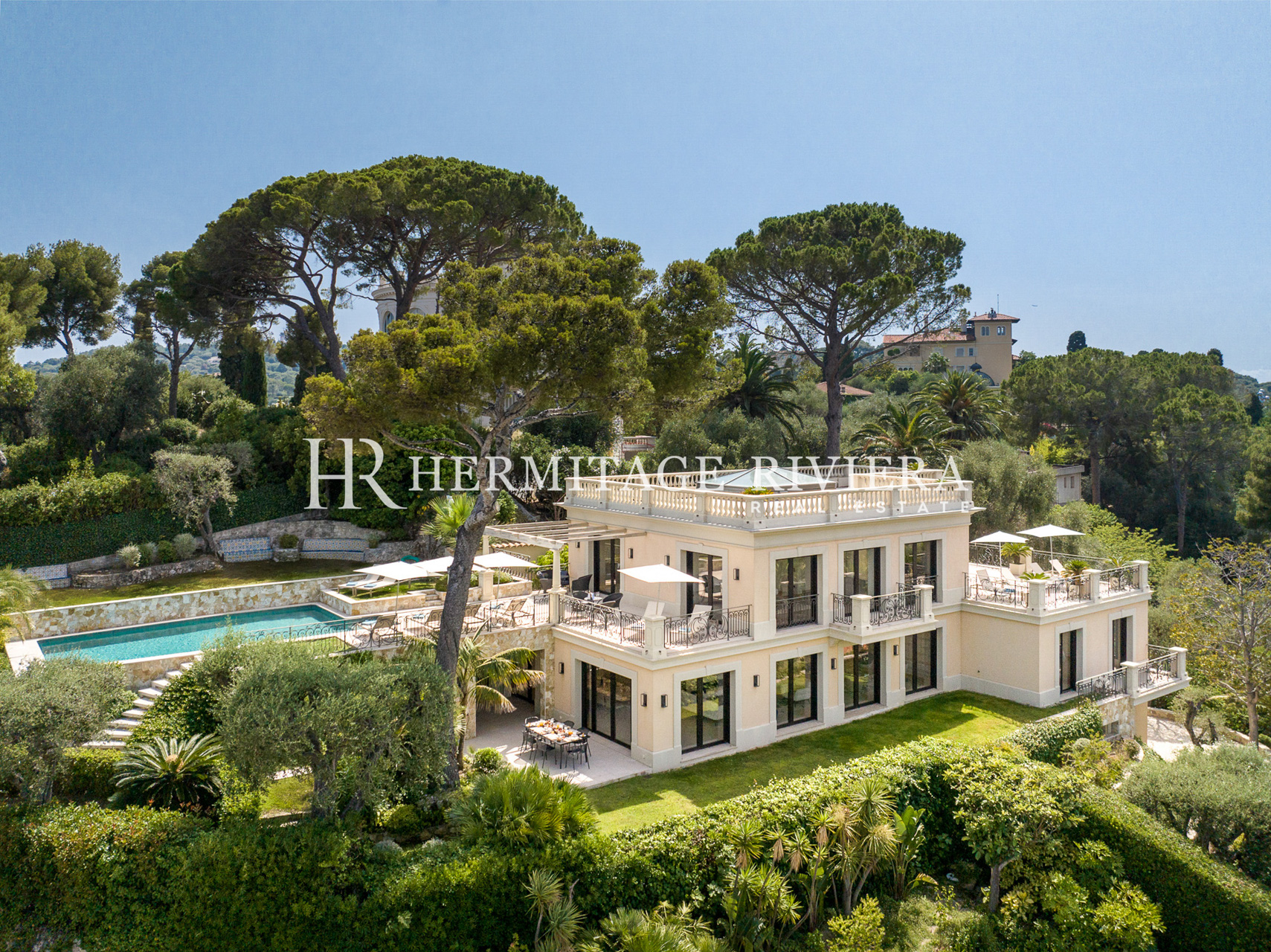 Elegant and luxurious villa (image 1)
