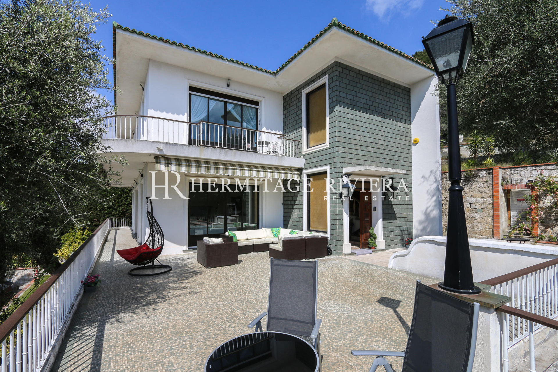 Spacious villa with pool and tennis court (image 4)