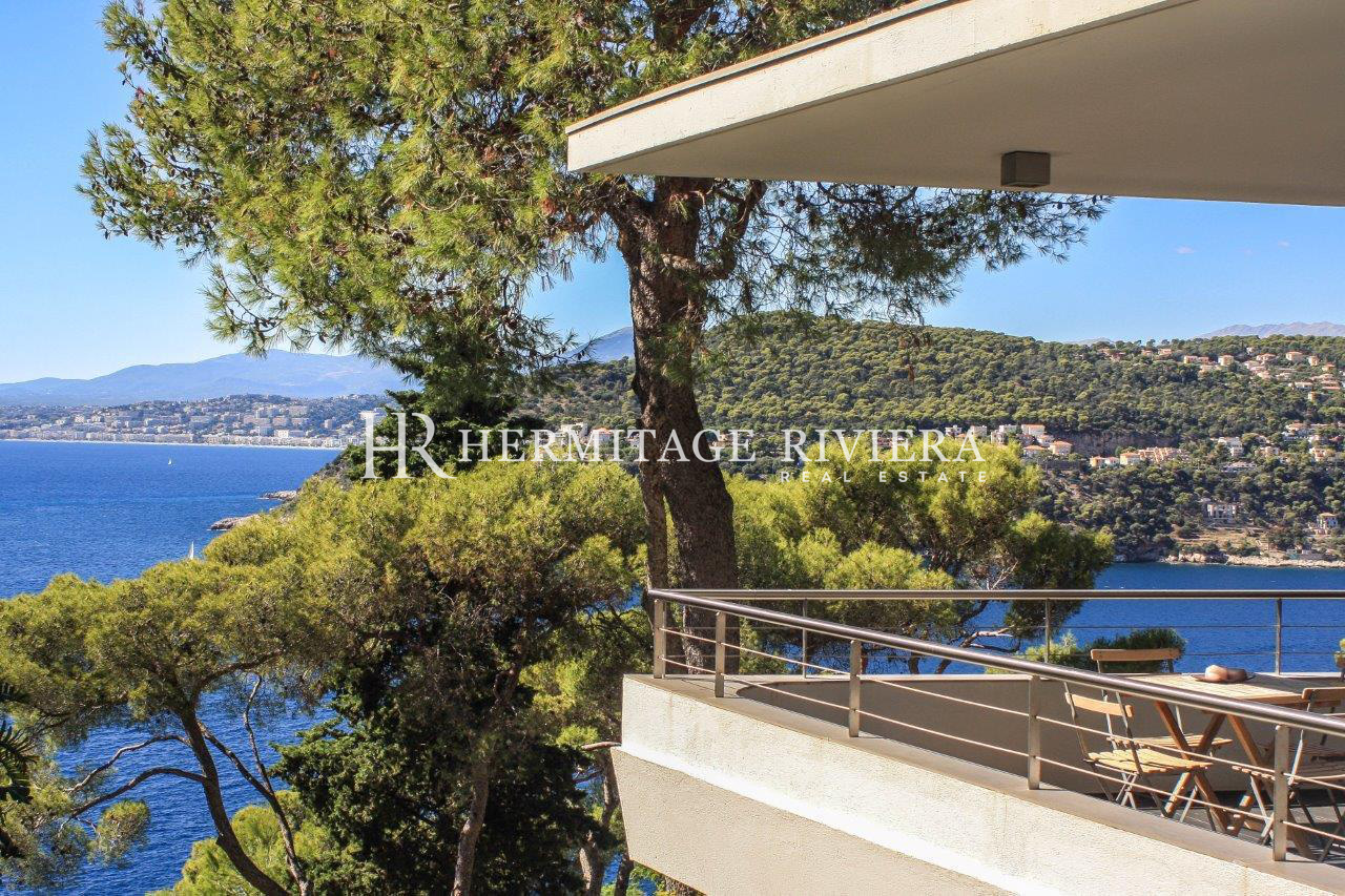 Contemporary villa enjoying a panoramic sea view (image 19)