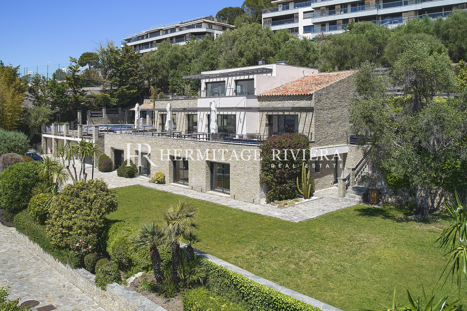 Contemporary villa with view of the Bay of Nice (image 34)