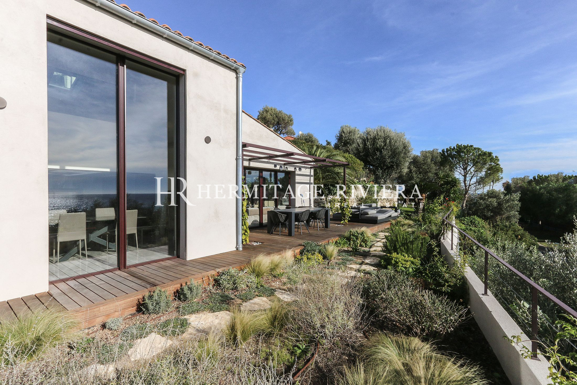 New villa calm close seafront (image 4)