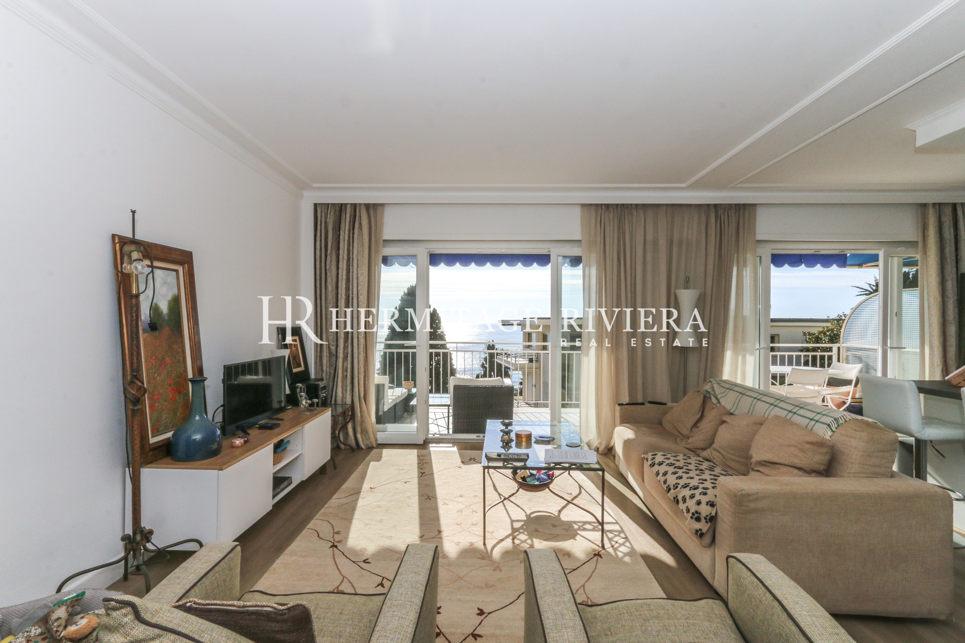Beautifully appointed apartment with sea view (image 6)