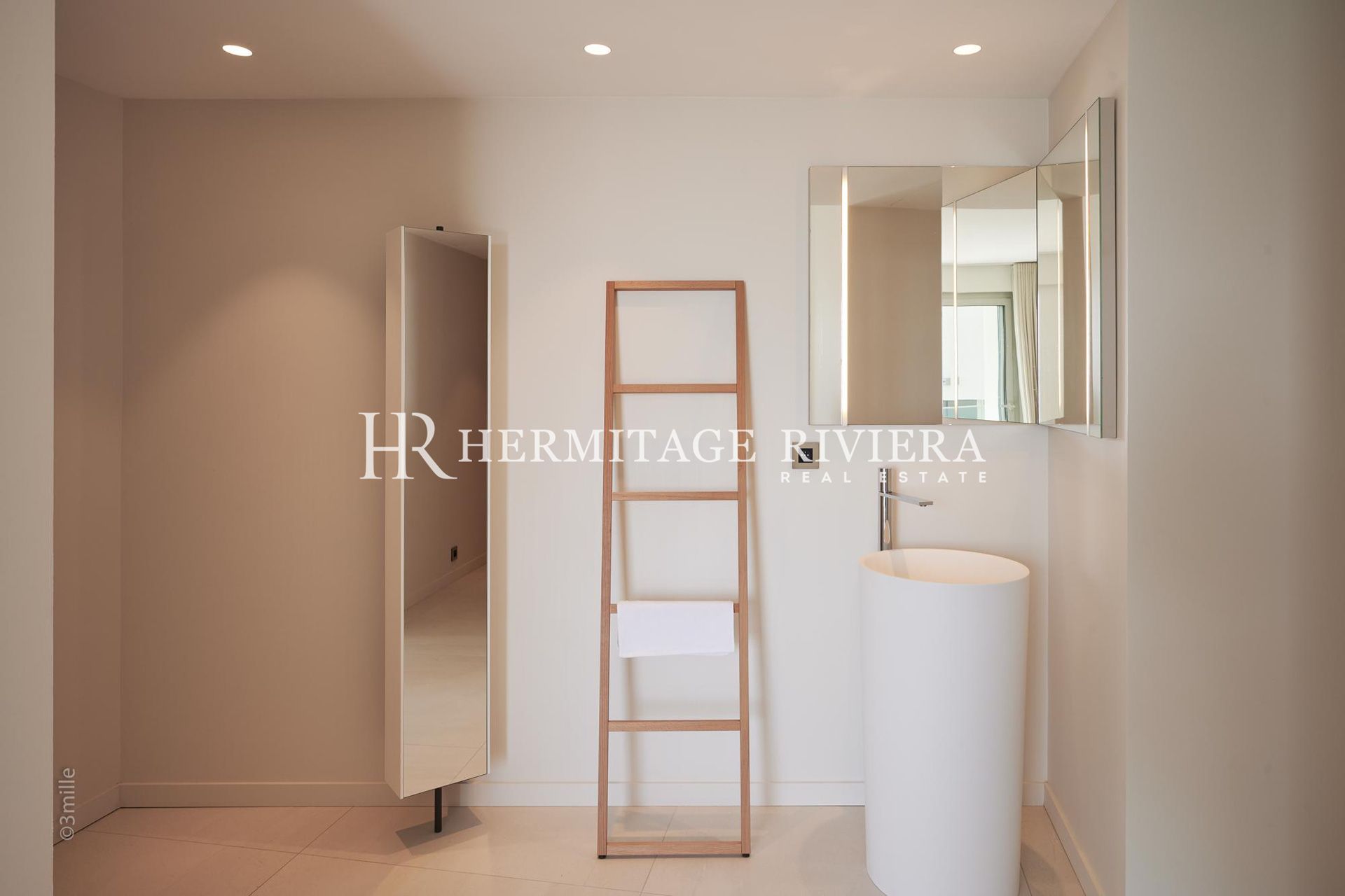 Modern property - Overlooking the Bay of Villefranche - Pool  (image 24)