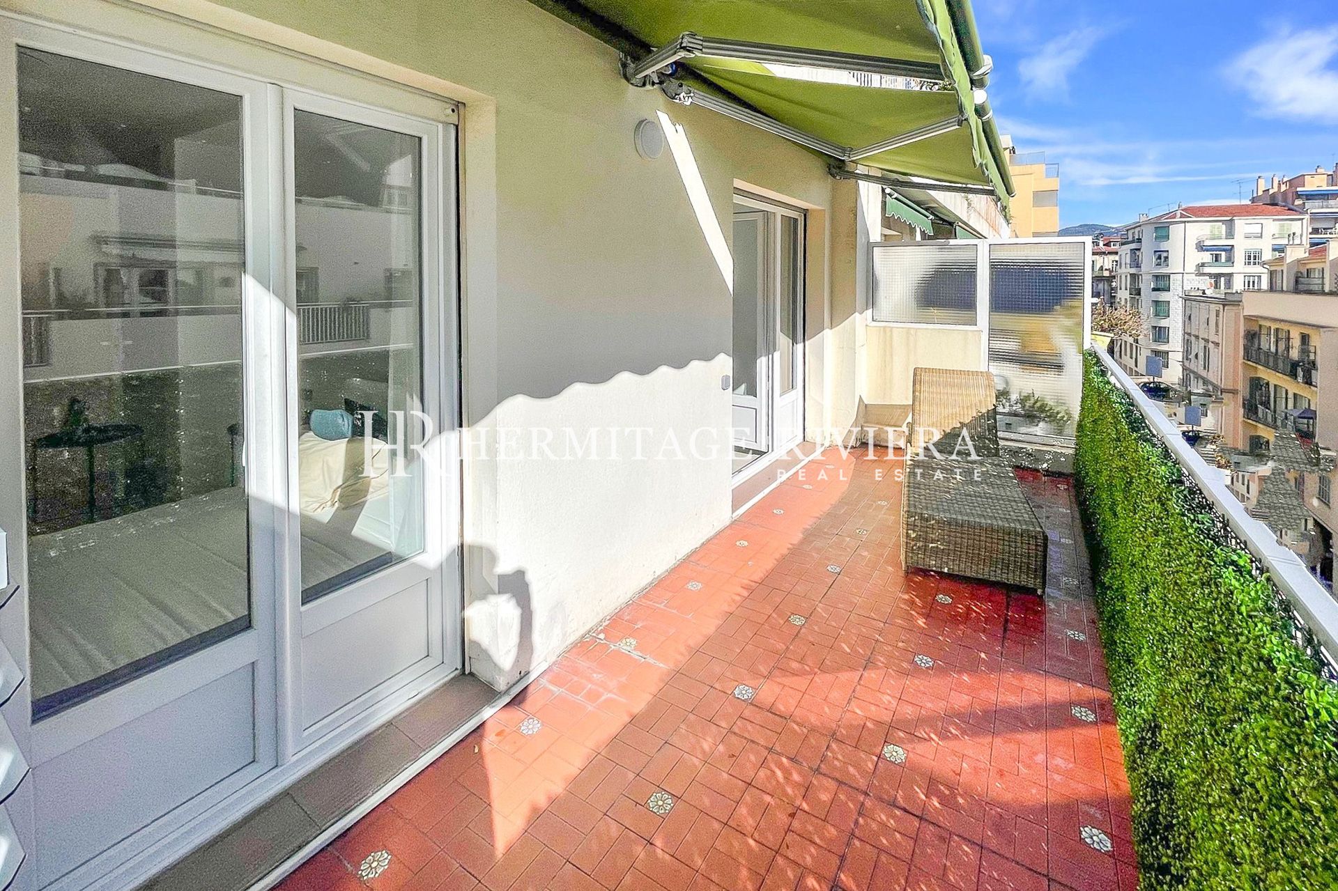 1 bedroom apartment - Renovated - Open-air terrace (image 3)