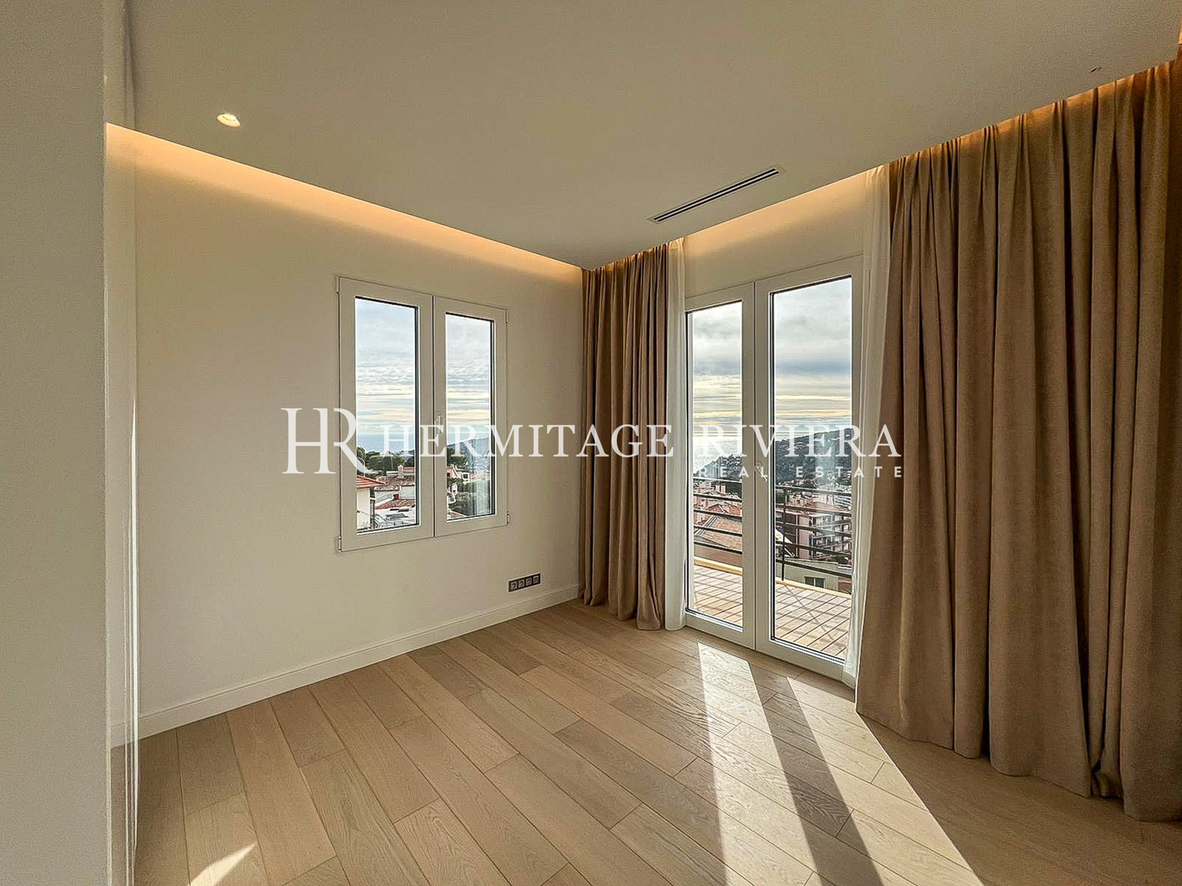 Splendid renovated apartment with panoramic sea view (image 12)