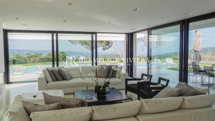 Exceptional modern property with sea views (image 6)