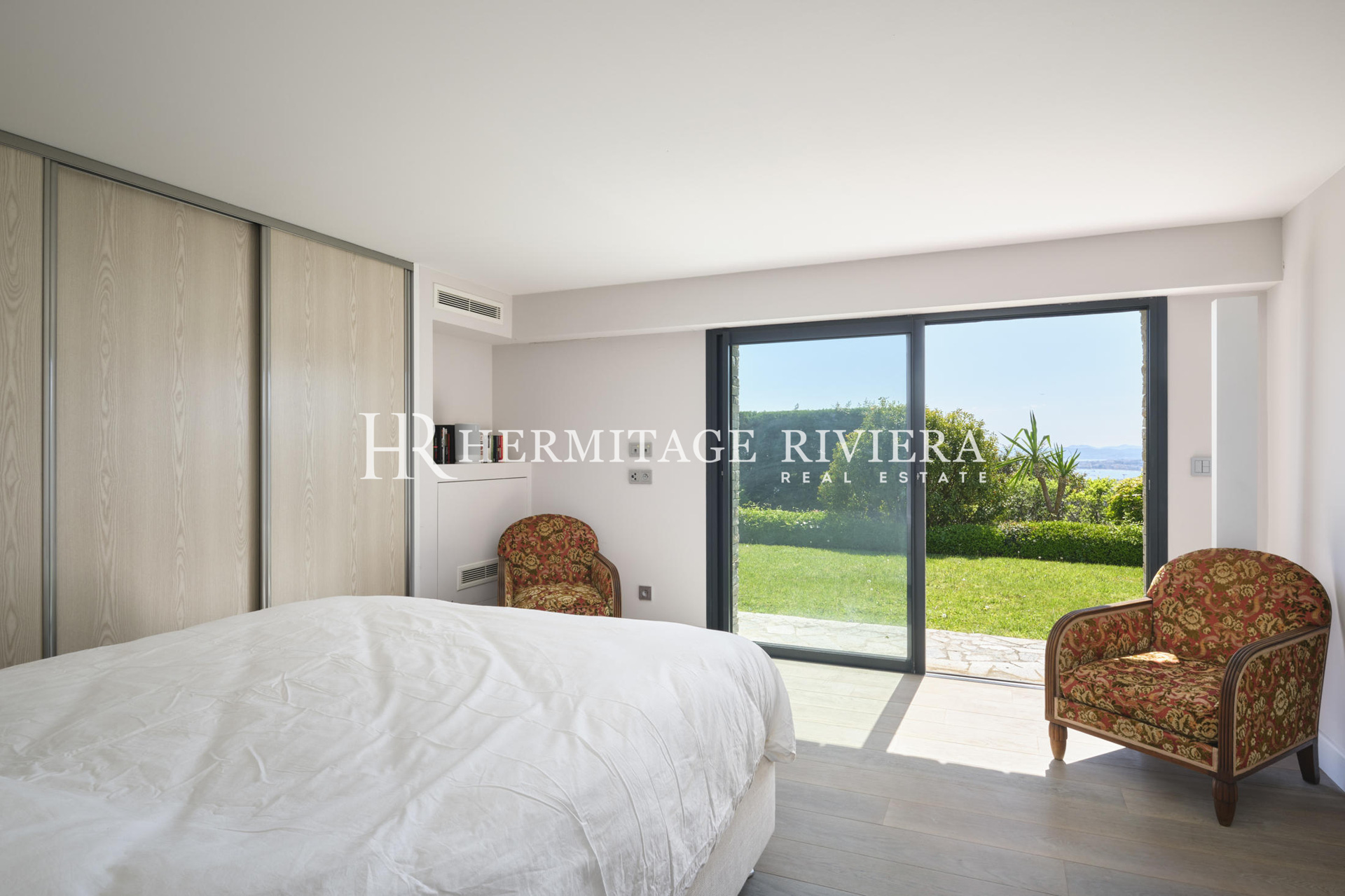 Contemporary villa with view of the Bay of Nice (image 22)