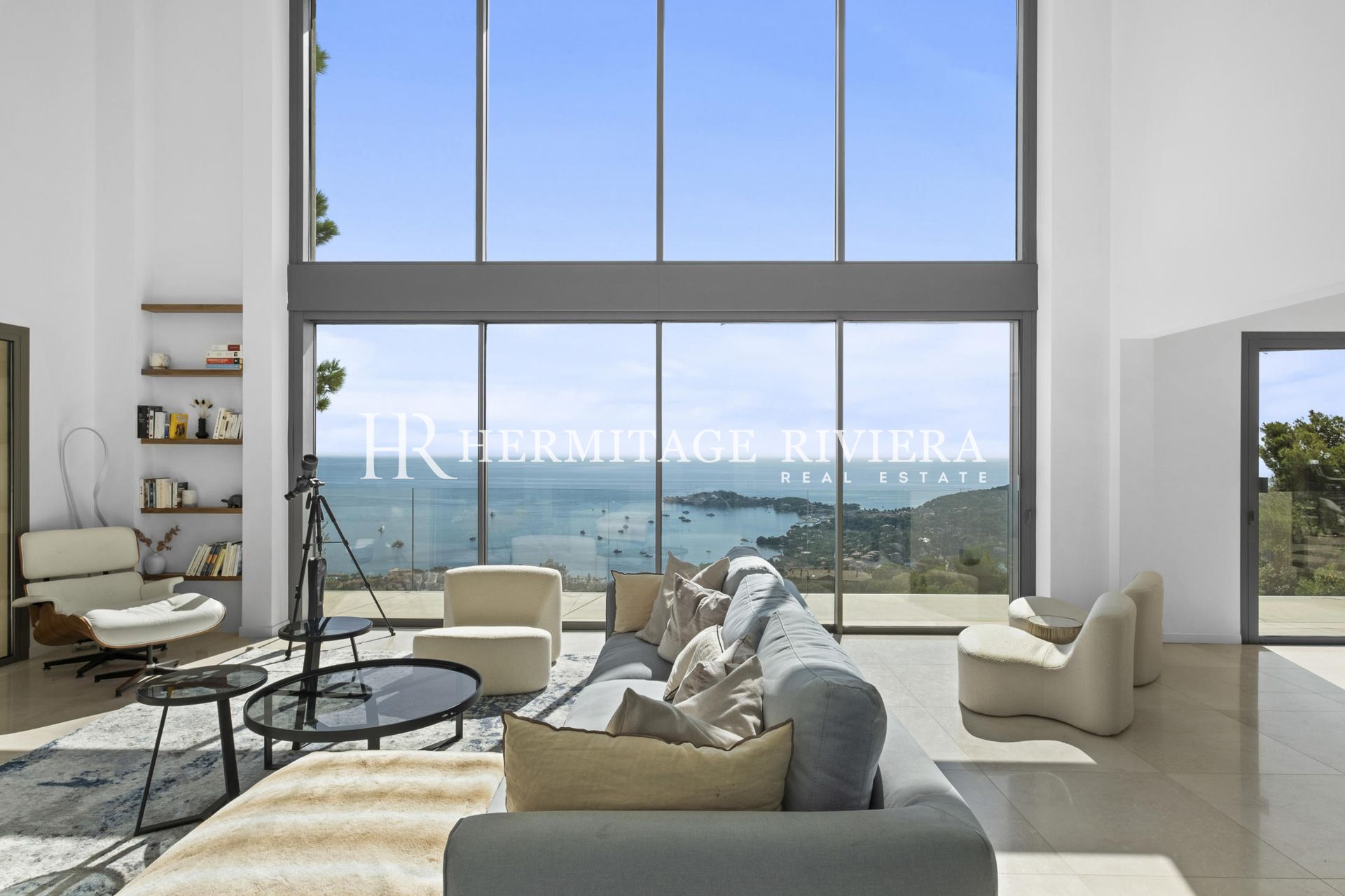 Contemporary property - Fantastique sea views - Pool (image 11)