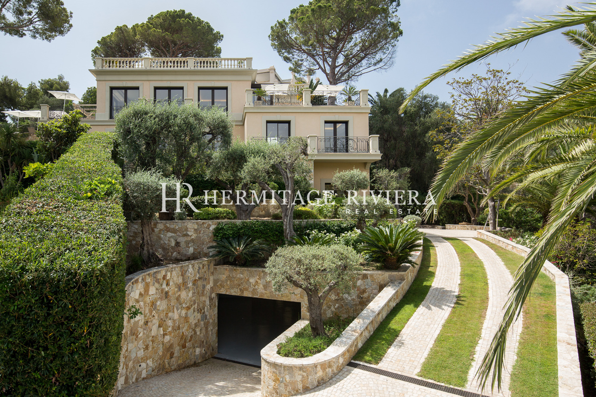 Elegant and luxurious villa (image 34)
