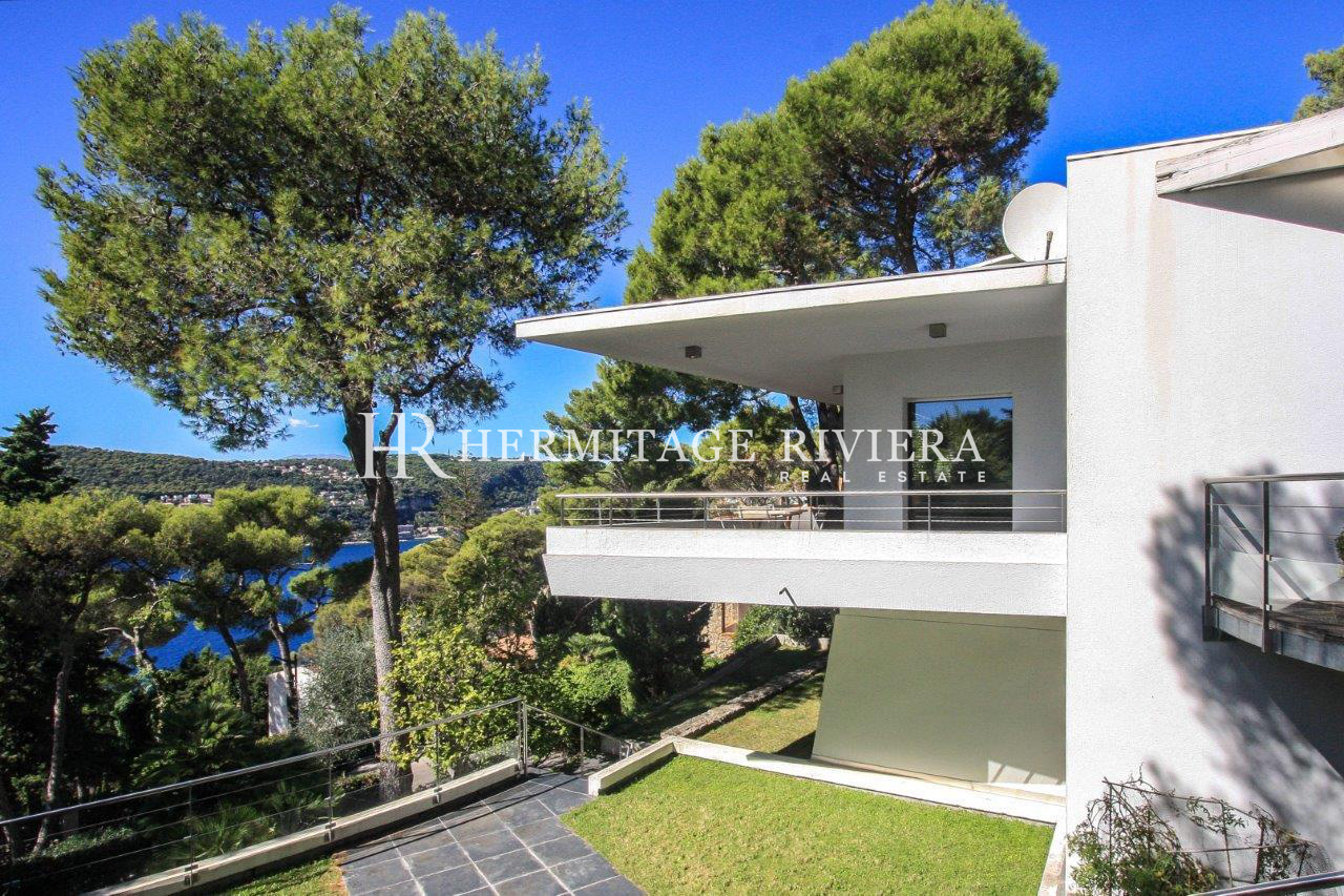 Contemporary villa enjoying a panoramic sea view (image 18)