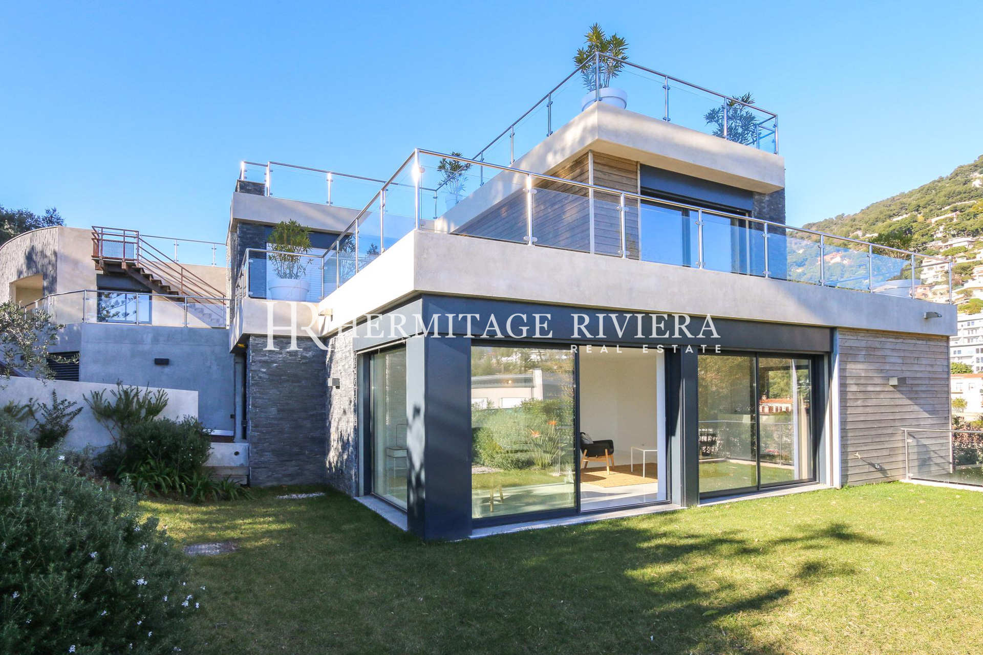 New contemporary villa with panoramic sea view (image 16)