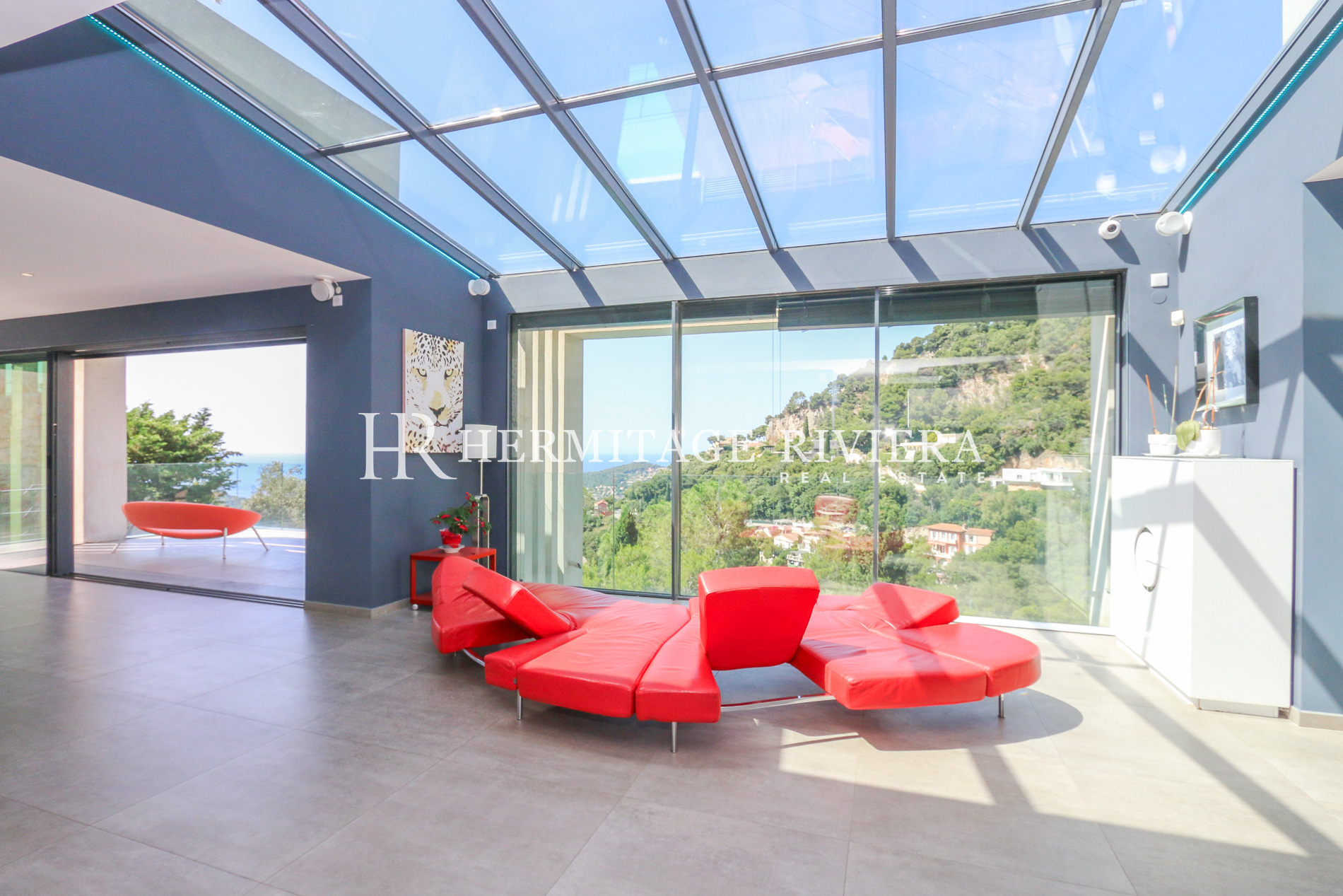Modern villa with a sumptuous sea view (image 13)