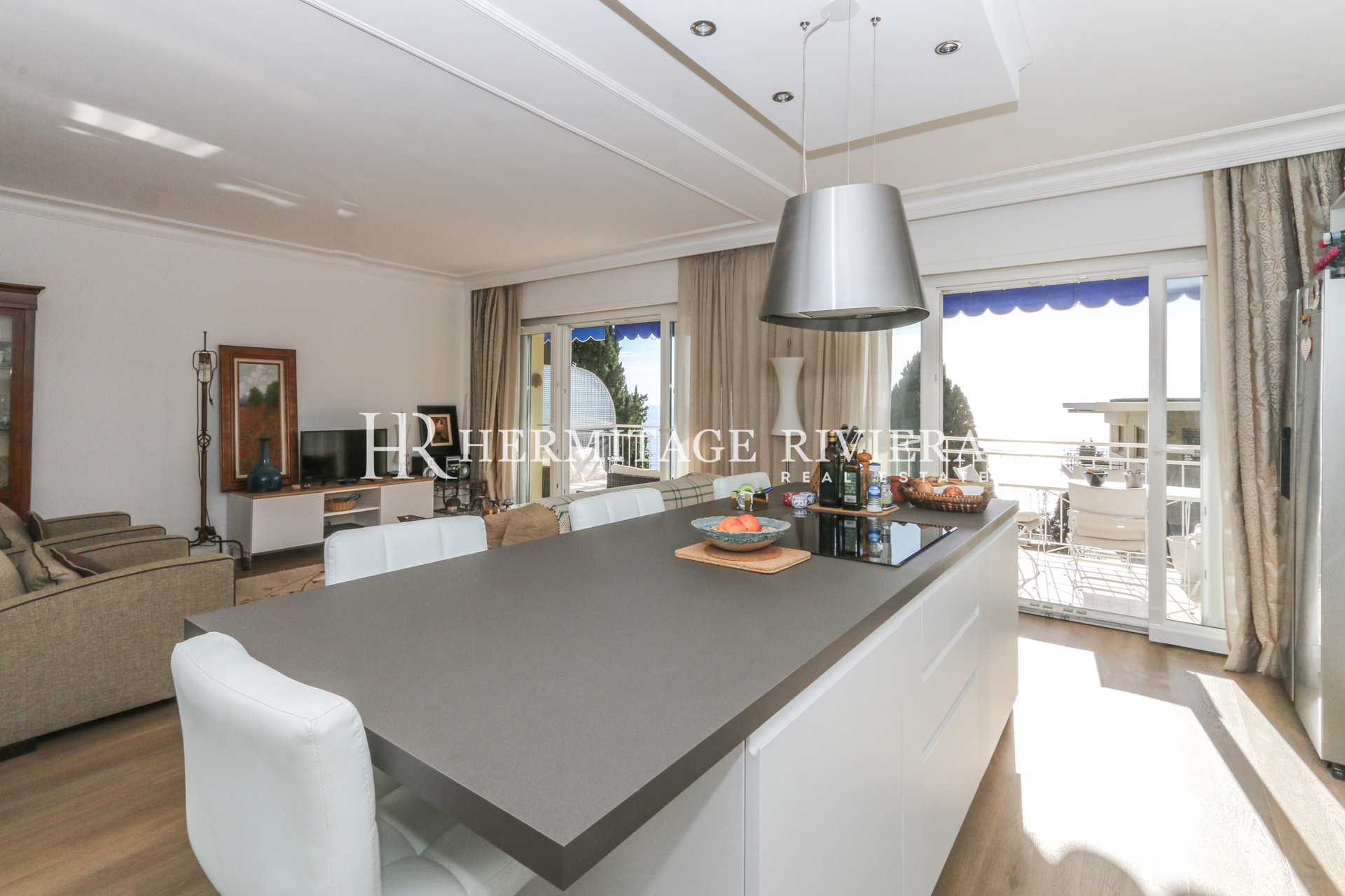 Beautifully appointed apartment with sea view (image 8)