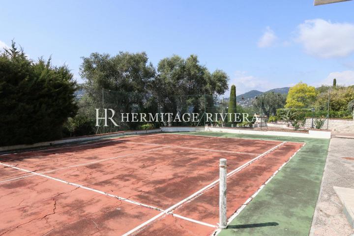 Villa with pool and tennis court (image 30)