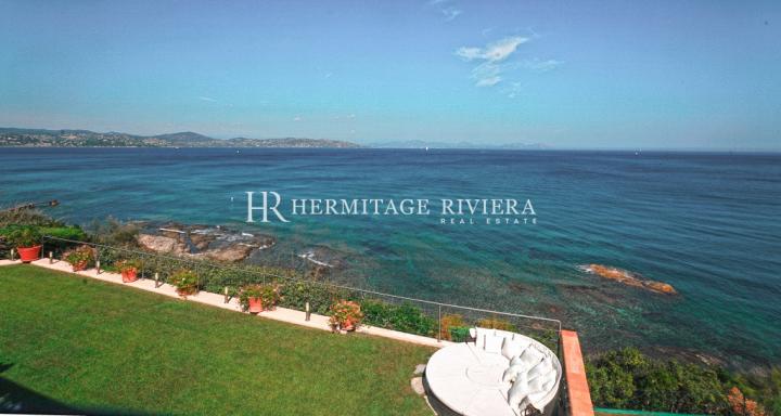 Waterfront villa with a direct accès to the sea (image 7)