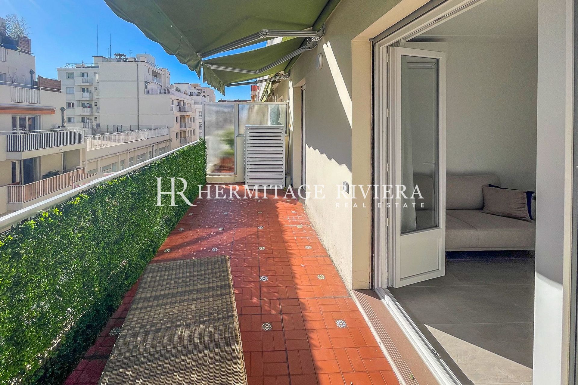 1 bedroom apartment - Renovated - Open-air terrace (image 2)